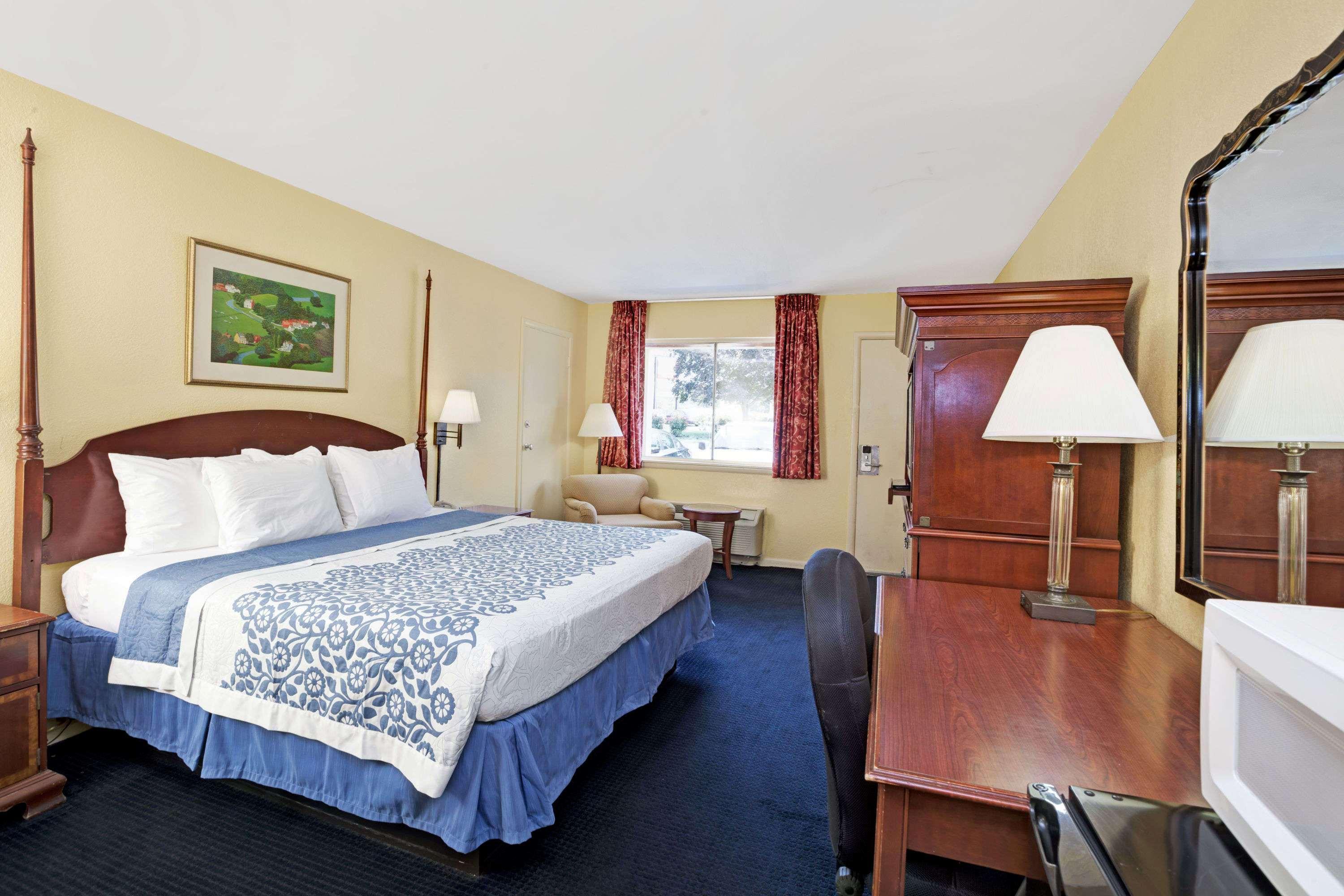 Days Inn By Wyndham Newport News Exterior foto